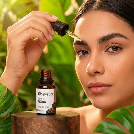 Aceite de ricino natural para hidratar y cuidar piel, cabello, cejas y pestañas, ideal para una rutina de belleza diaria y versátil.