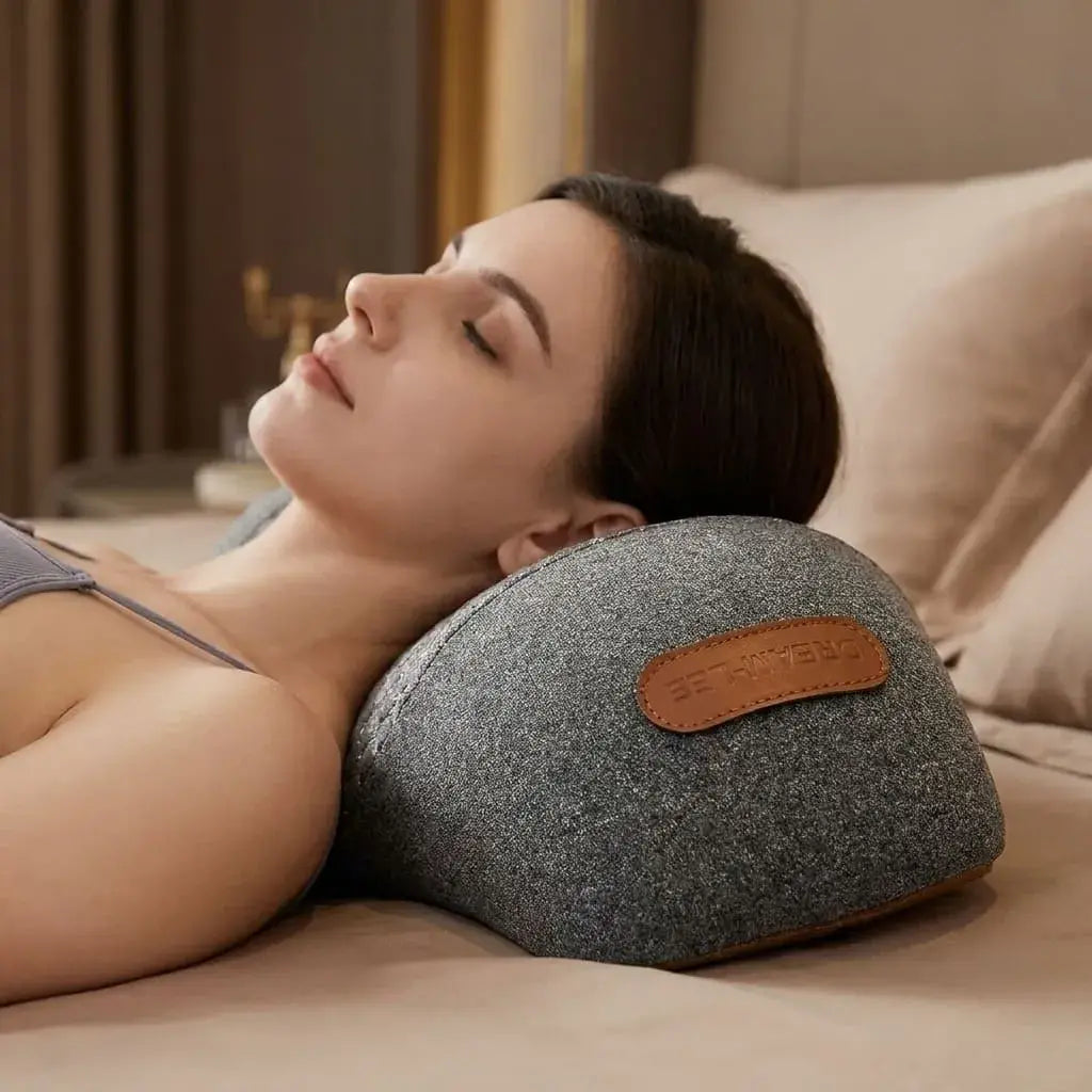Almohada cervical masajeadora con calefacción USB, diseño ergonómico y portátil para cuello, hombros, espalda y piernas. Ideal para relajación en casa, oficina o viajes.