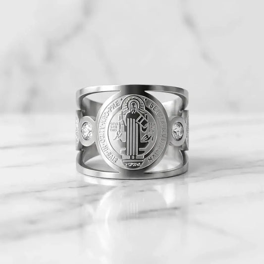 Anillo sello ajustable de San Benito fabricado en cobre galvanizado, con medalla religiosa y caja de regalo incluida.