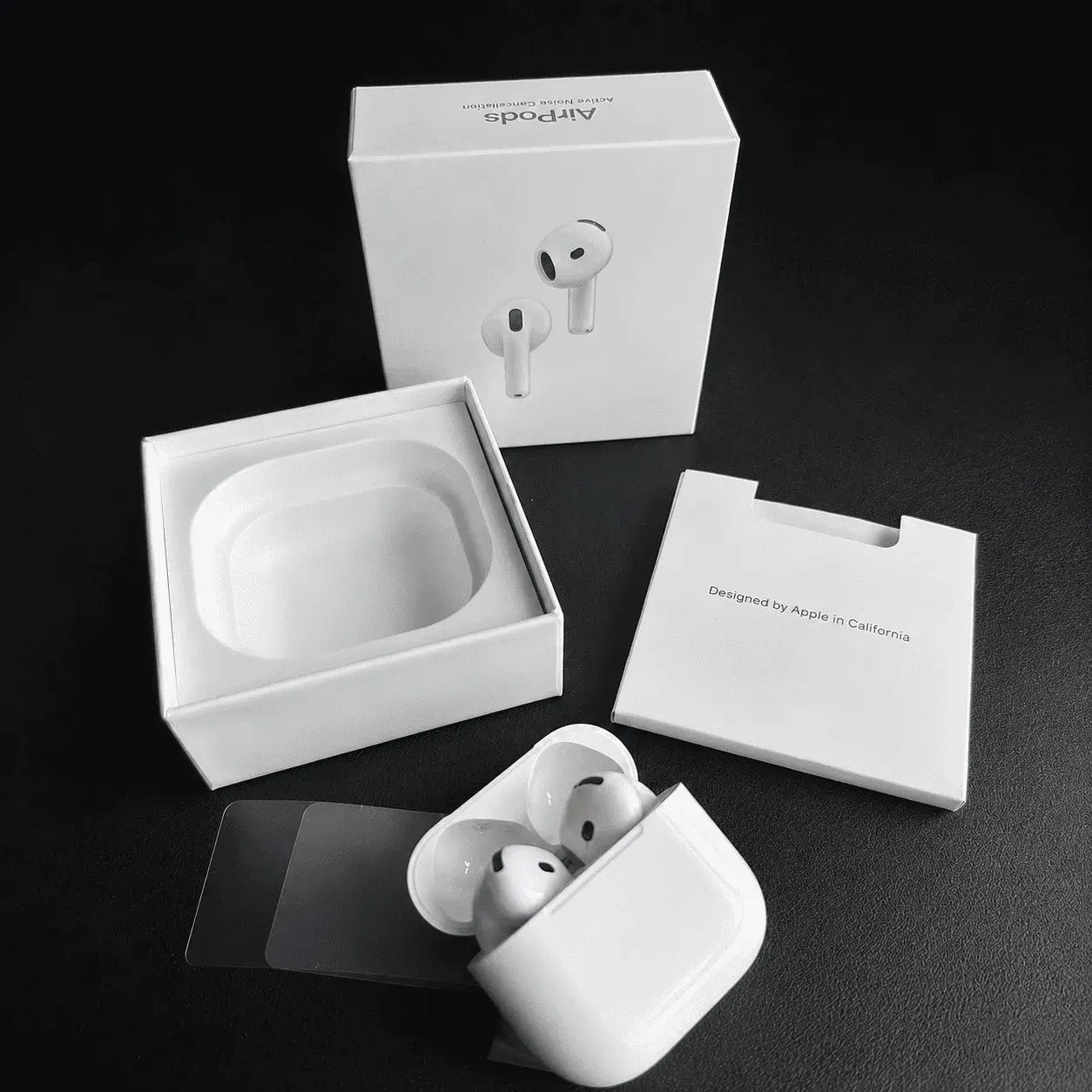 Audífonos inalámbricos tipo AirPods 4 con estuche de carga USB C, control táctil, conexión rápida, diseño cómodo y batería recargable para música, llamadas y uso diario.