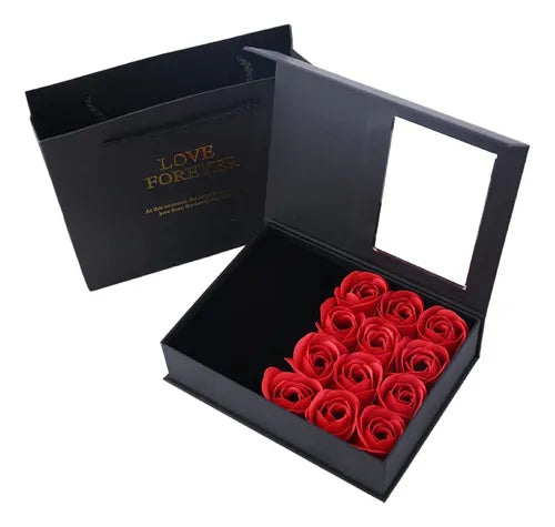 Caja de regalo elegante con rosas decorativas tipo jabón. Ideal para detalles románticos, aniversarios y fechas especiales. Lista para entregar.