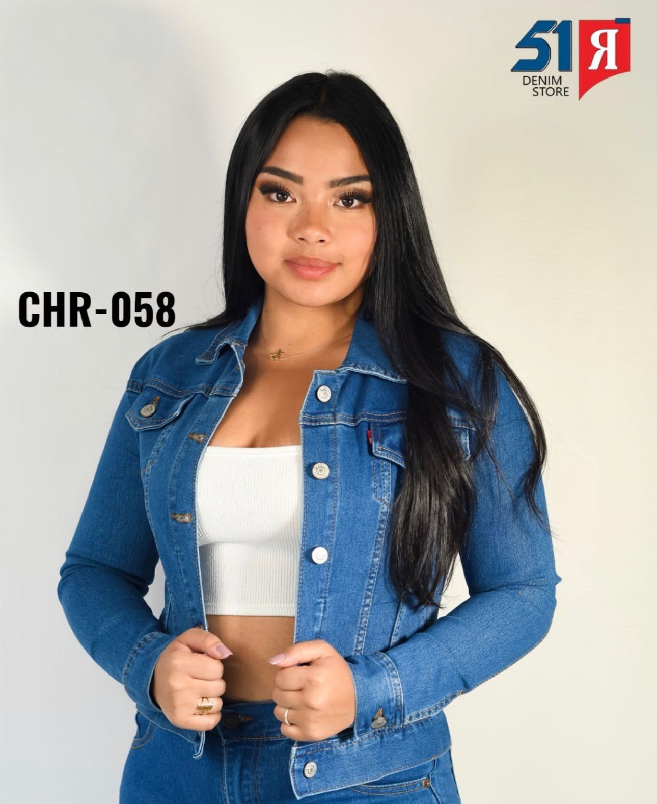 Chaqueta jean licrada para mujer tipo clásica, disponible en tallas S a XL. Diseño versátil con envío rápido en Colombia.