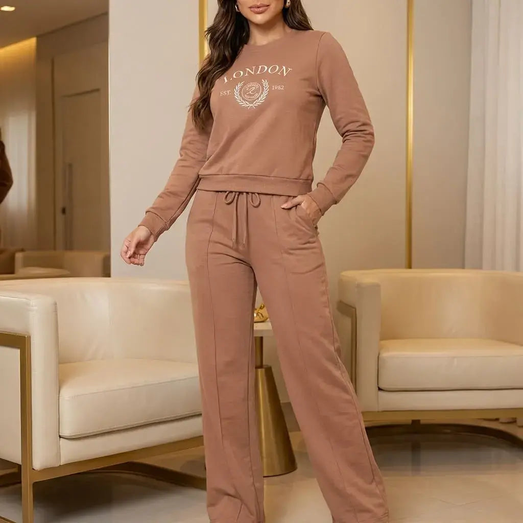 Conjunto femenino London Ref. 2355 en tela burda con pantalón bota campana. Disponible en tallas S/M y L/XL según inventario.