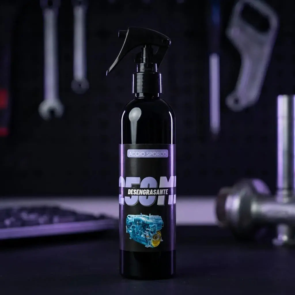 Desengrasante para motores de 250 ml, ideal para limpiar grasa, aceite y residuos adheridos en componentes mecánicos, piezas metálicas y superficies con suciedad acumulada.