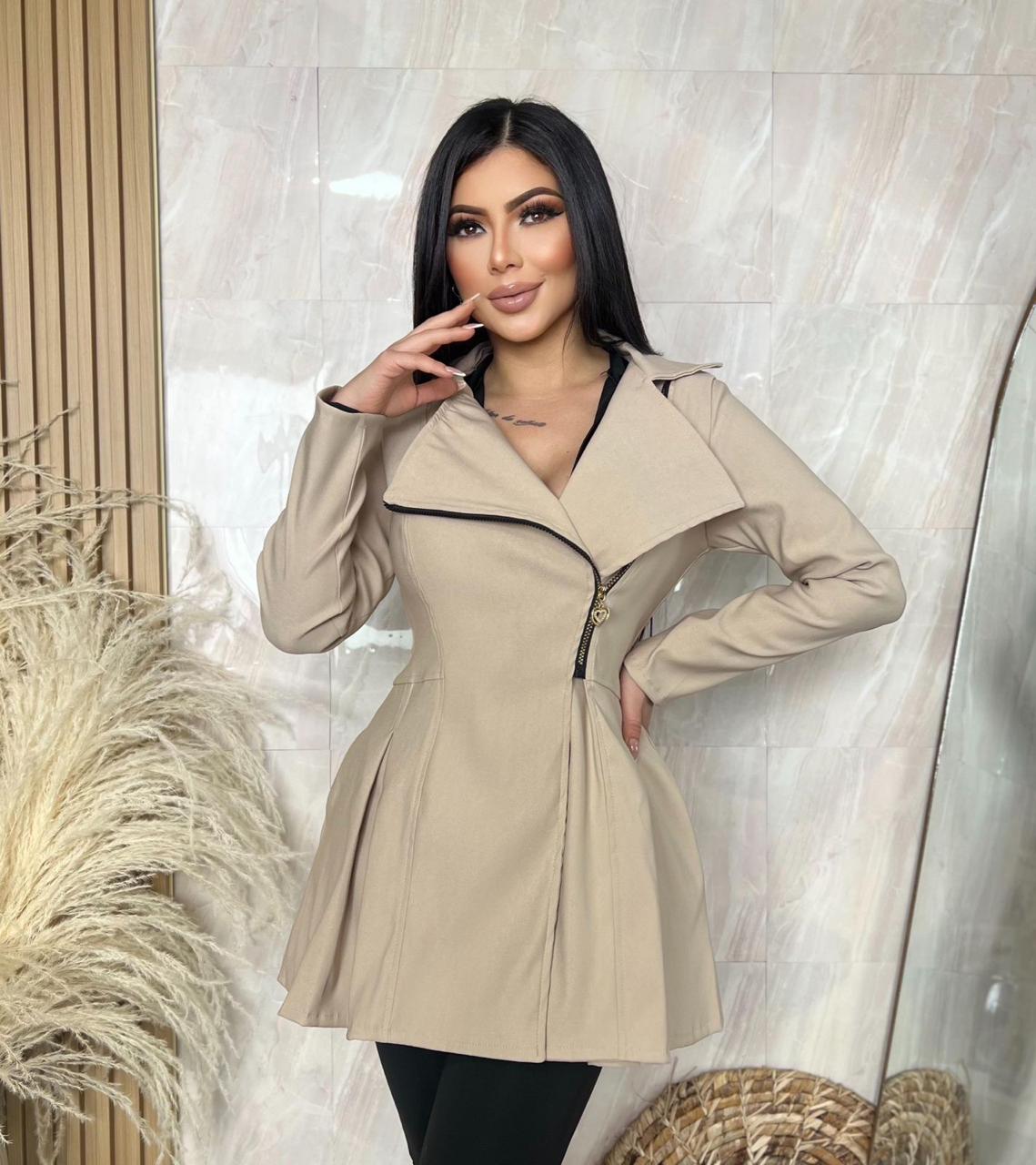 Gabán blazer para mujer en bengalina licrada, disponible en tallas S a XL. Diseño elegante con envío rápido en Colombia.