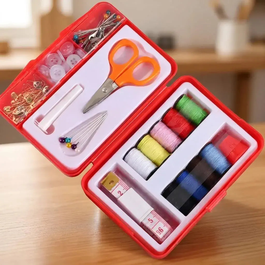 Kit de costura portátil en estuche con hilos, agujas, tijeras y accesorios básicos. Ideal para viajes y reparaciones rápidas en cualquier lugar.