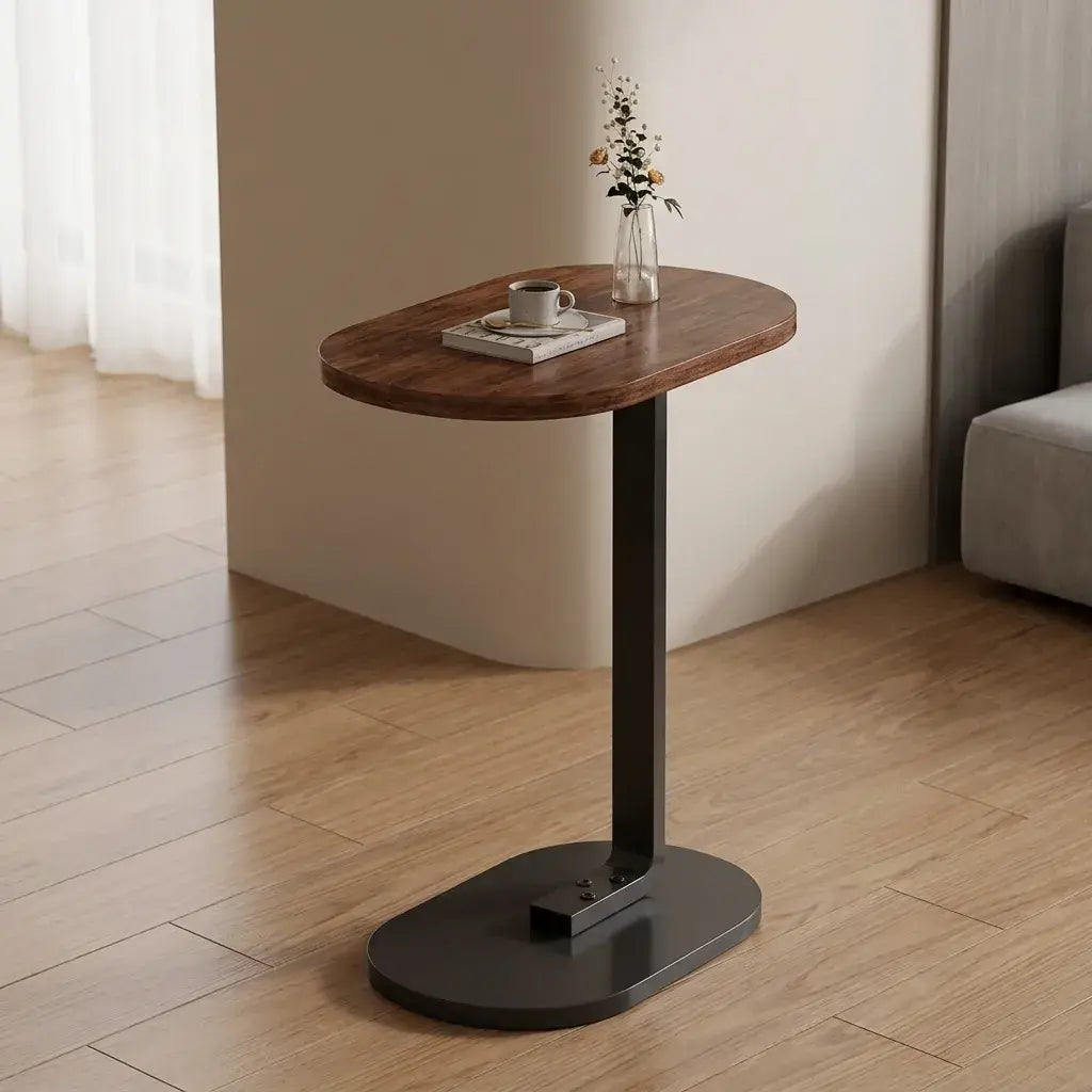 Mesa auxiliar tipo C en madera color café, ideal para sofá, cama, laptop y espacios pequeños. Diseño moderno, compacto y funcional de 60 x 45 x 28 cm.