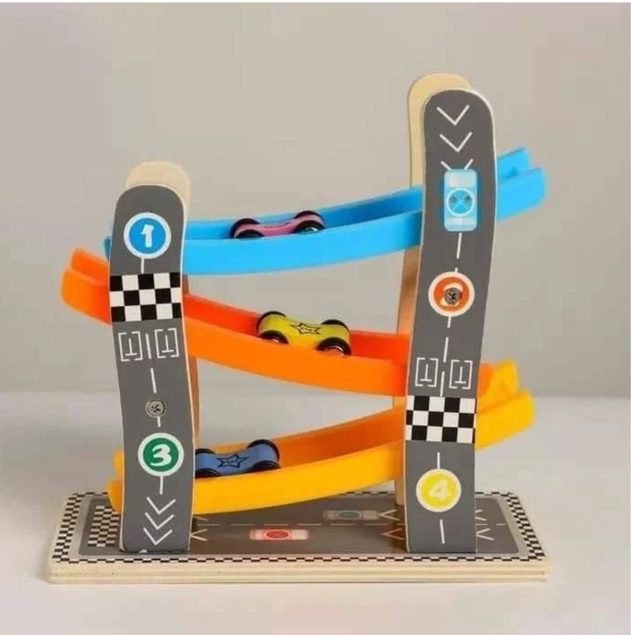 Pista de carreras de madera de 4 niveles con autos deslizantes. Juguete educativo que desarrolla motricidad, coordinación y aprendizaje de causa y efecto en niños.