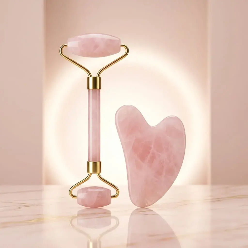 Rodillo facial de cuarzo rosa con placa Gua Sha para masaje facial, cuello y mandíbula. Ideal para rutinas de cuidado de la piel y autocuidado diario.