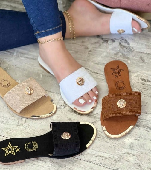 Compra sandalia tipo plana para mujer con diseño elegante, suela PVC antideslizante y plantilla cómoda, ideal para uso diario.