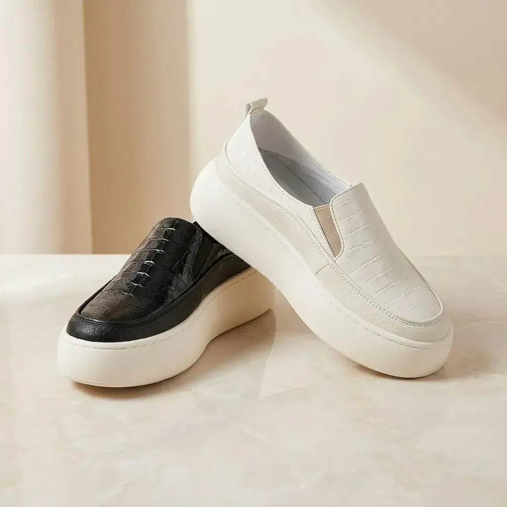 Tenis Bolichero Dama 005 con suela alta inyectada y acabado en charol. Calzado casual urbano, cómodo, moderno y versátil para uso diario.