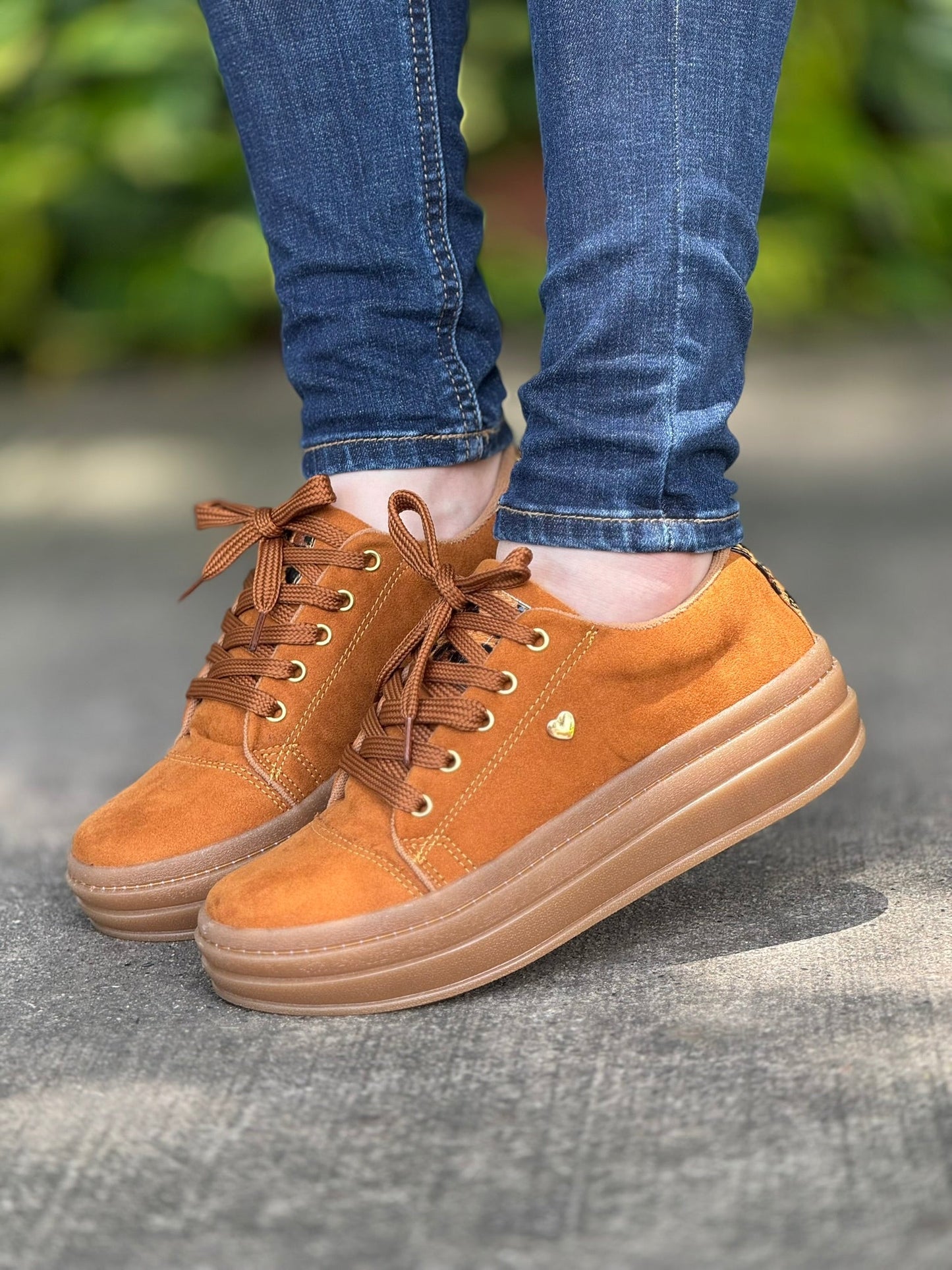 Tenis casual Cora en lince y carnaza con suela expanso crepé ultraliviana cosida. Modernos, resistentes e incluyen caja para Colombia.