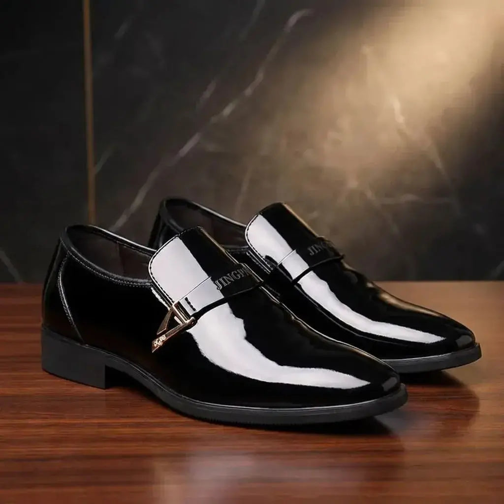 Zapato Prestige Luxe para hombre en cuero genuino, con hebilla metálica, diseño sin cordones y suela antideslizante. Ideal para bodas, reuniones y eventos formales.