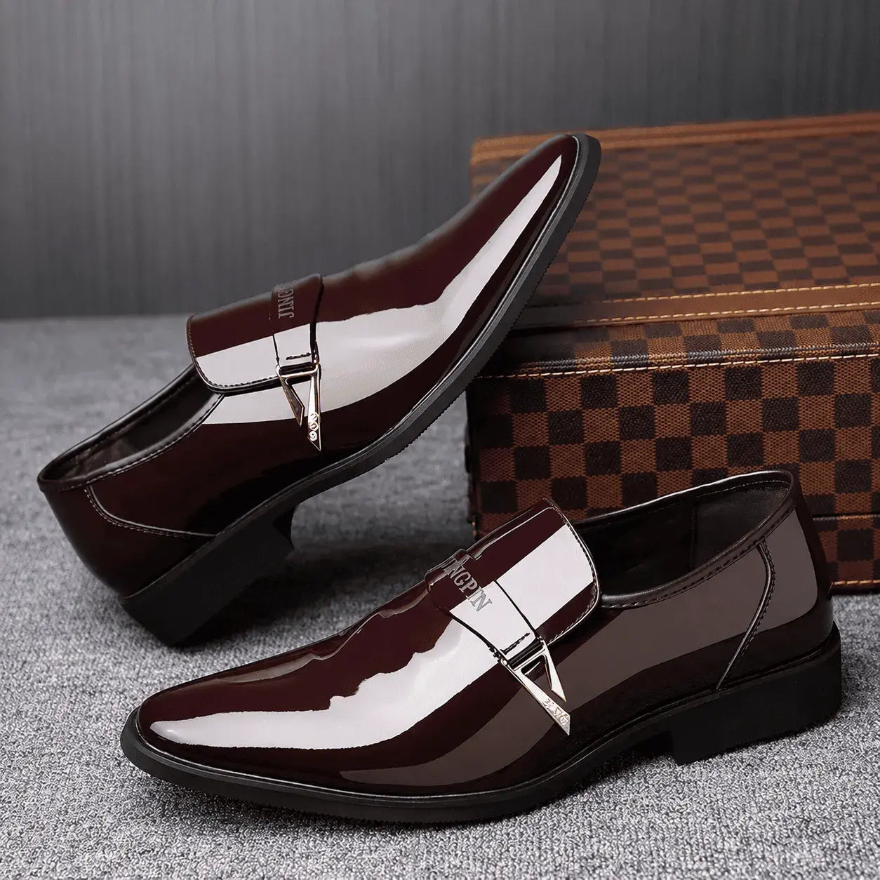 Zapatos formales de cuero para hombre tipo mocasín con hebilla metálica, acabado brillante, forro interior suave y suela antideslizante para traje, oficina, bodas y eventos.