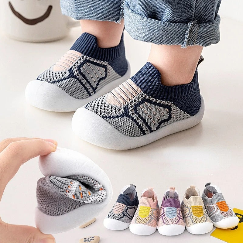 Zapatos para bebé en malla transpirable con suela TPR antideslizante. Ligeros, flexibles y cómodos, ideales para primeros pasos en interior y exterior.