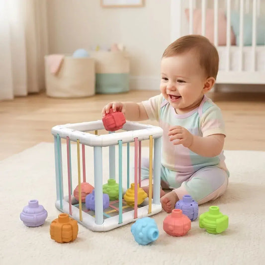 Cubo sensorial de actividades para bebé con clasificador de formas y bloques. Juguete educativo que estimula motricidad, coordinación y aprendizaje temprano de colores y figuras.