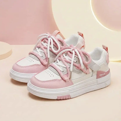 Tenis ADM para mujer importados con gamuza, malla transpirable y suela EVA antideslizante. Disponibles en negro, azul y rosado, tallas EUR 36 a 40.