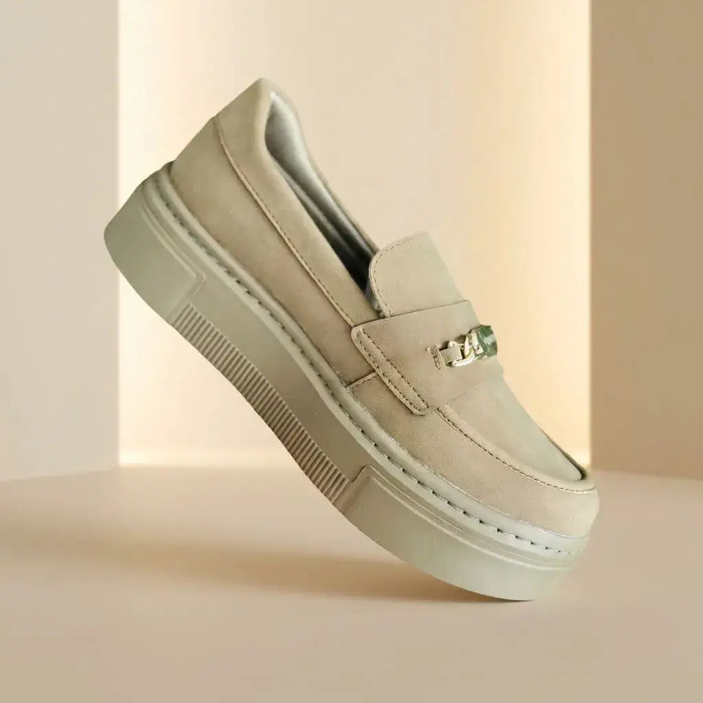 Zapatillas Unisex Suecas 001 Urbanas. Calzado fashion casual, cómodo y liviano con material sintético resistente y suela inyectada para uso diario.