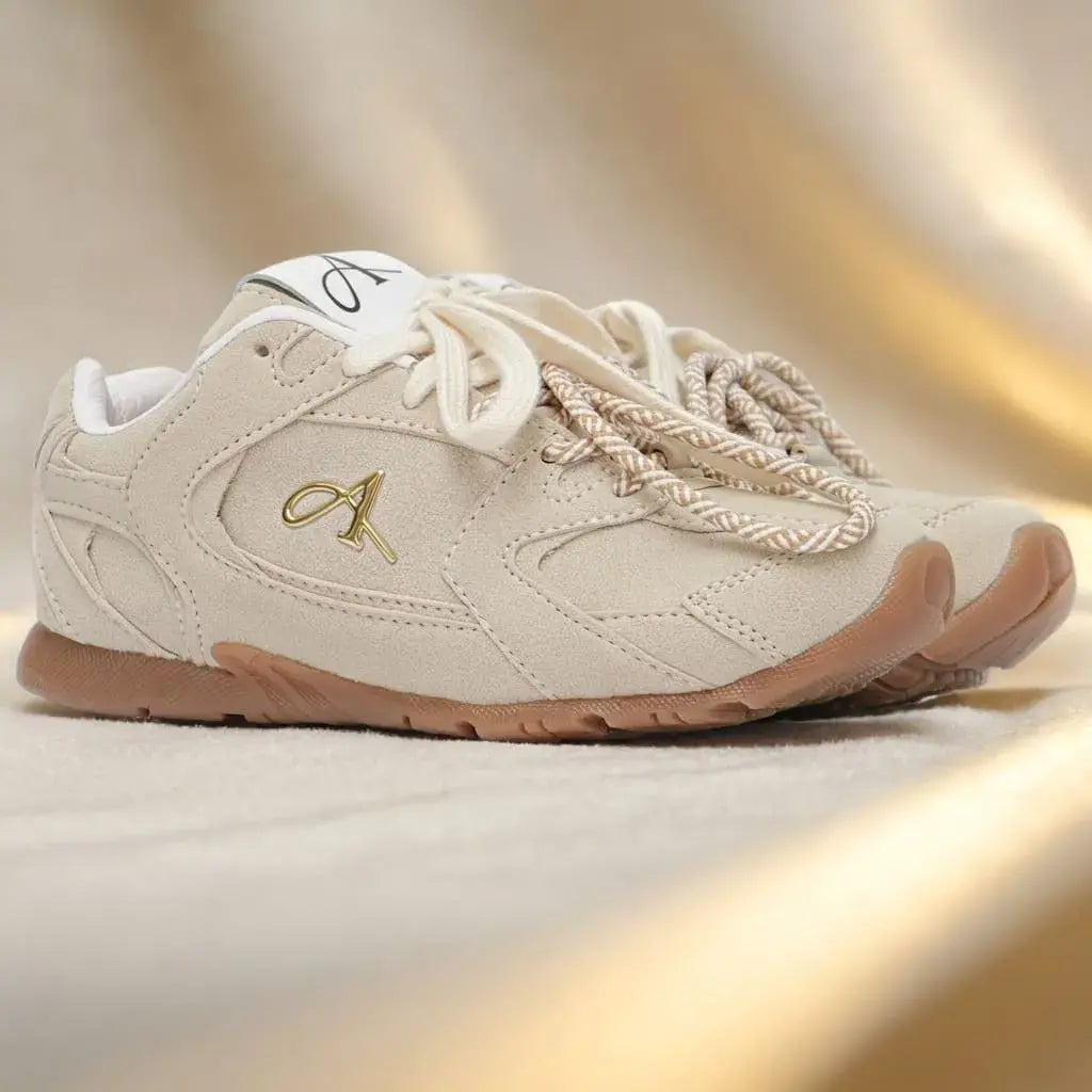Zapatilla Casual Y36 para mujer en tonos neutros, con combinación de texturas y diseño versátil. Cómoda y fácil de combinar para el uso diario.