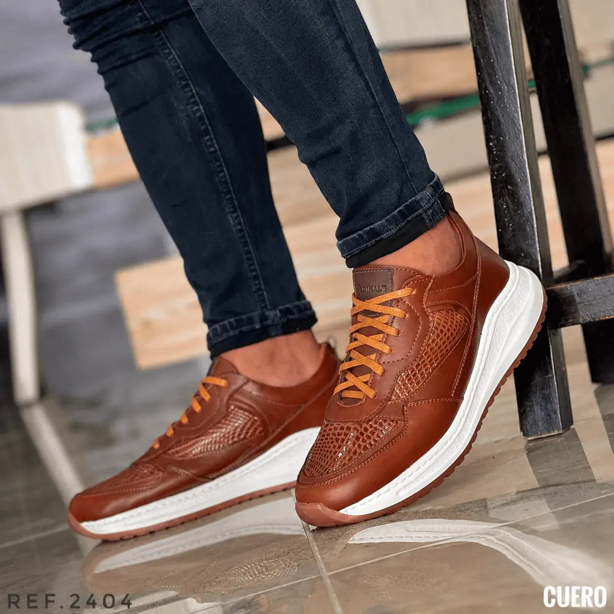 Zapato sport para hombre en cuero encerado y grabado con plantilla confort, cordones encerados y suela expanso bicolor cosida. Elegante y cómodo para uso diario.