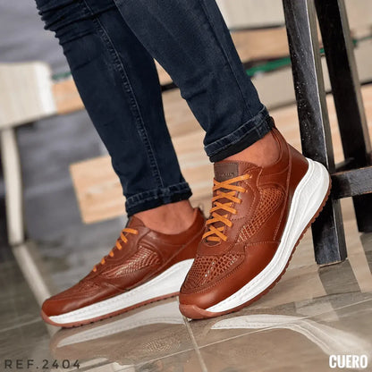 Zapato sport para hombre en cuero encerado y grabado con plantilla confort, cordones encerados y suela expanso bicolor cosida. Elegante y cómodo para uso diario.