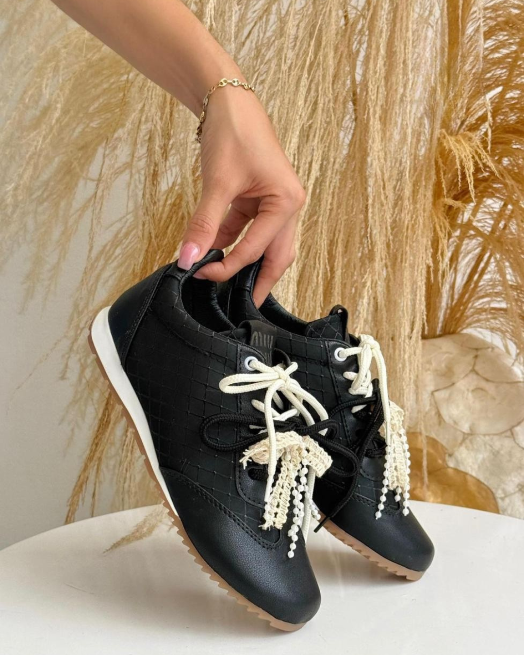 Tenis Pearl Glam para Dama – Diseño Elegante con Detalles Perlados