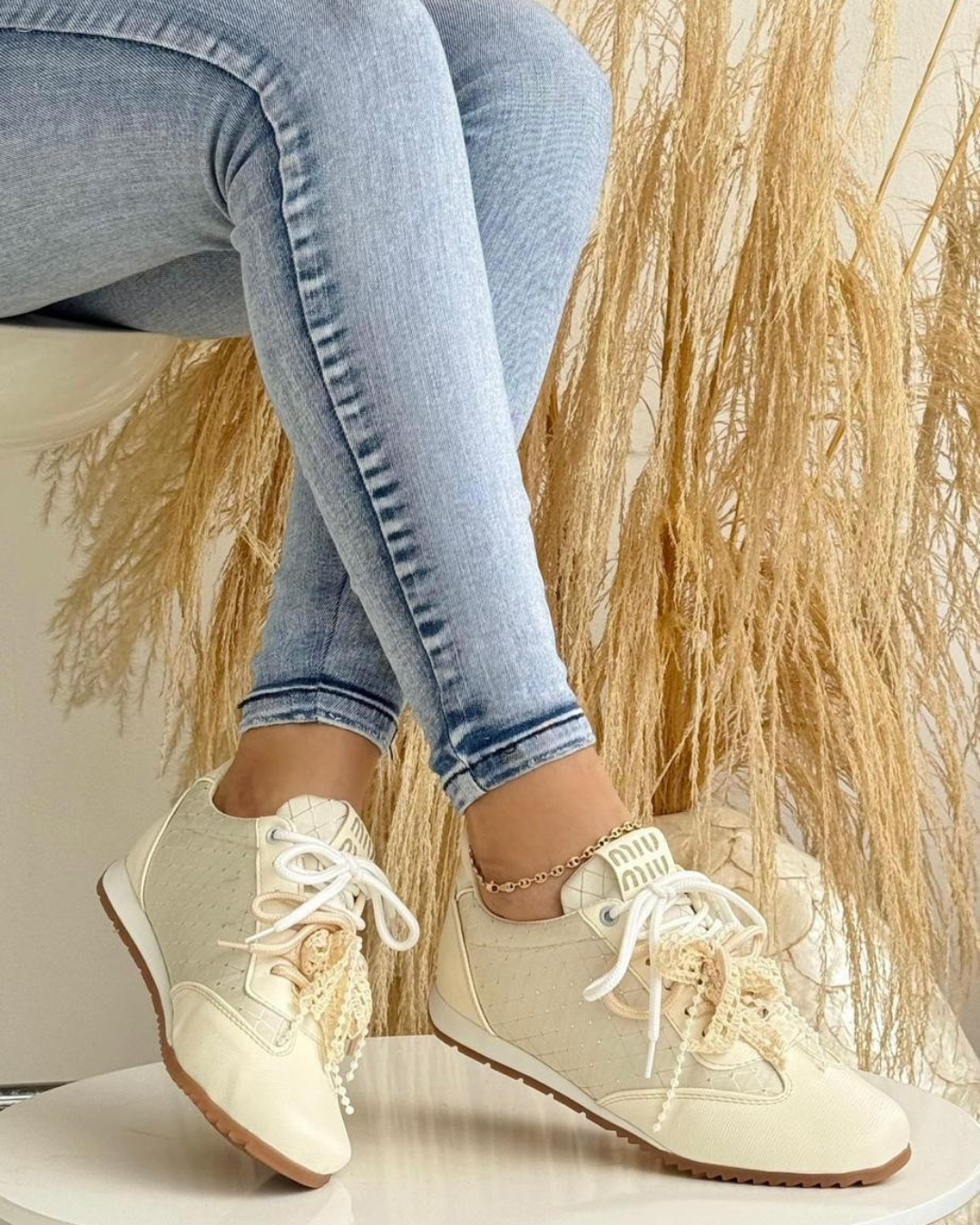 Tenis Pearl Glam para Dama – Diseño Elegante con Detalles Perlados