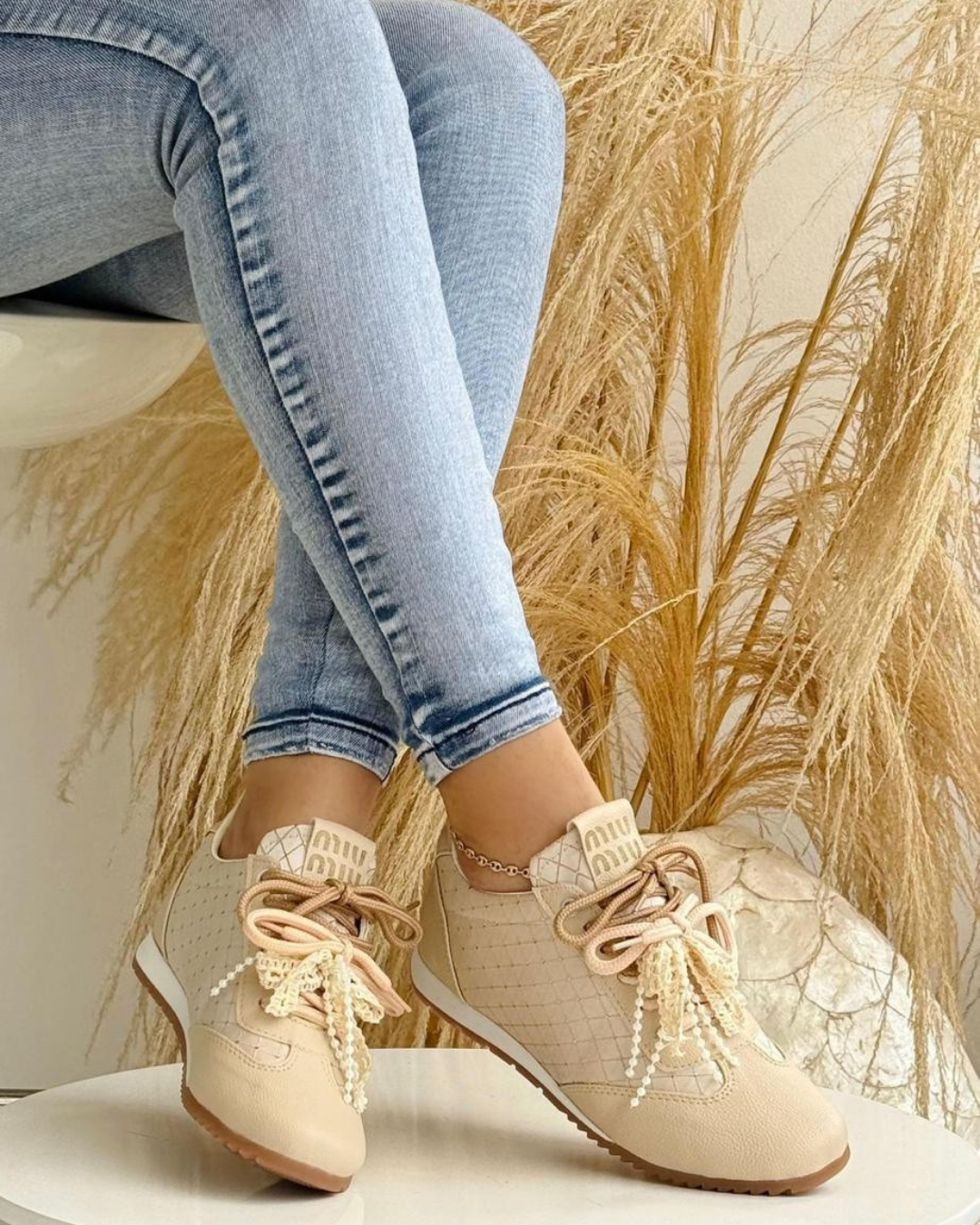 Tenis Pearl Glam para Dama – Diseño Elegante con Detalles Perlados