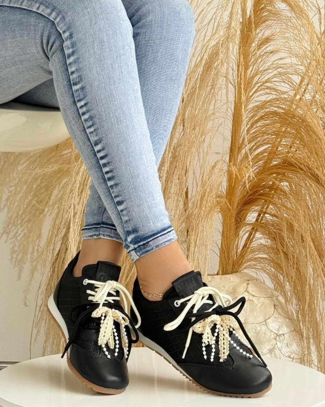 Tenis Pearl Glam para Dama – Diseño Elegante con Detalles Perlados