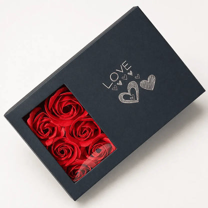 Caja de regalo elegante con rosas decorativas tipo jabón. Ideal para detalles románticos, aniversarios y fechas especiales. Lista para entregar.