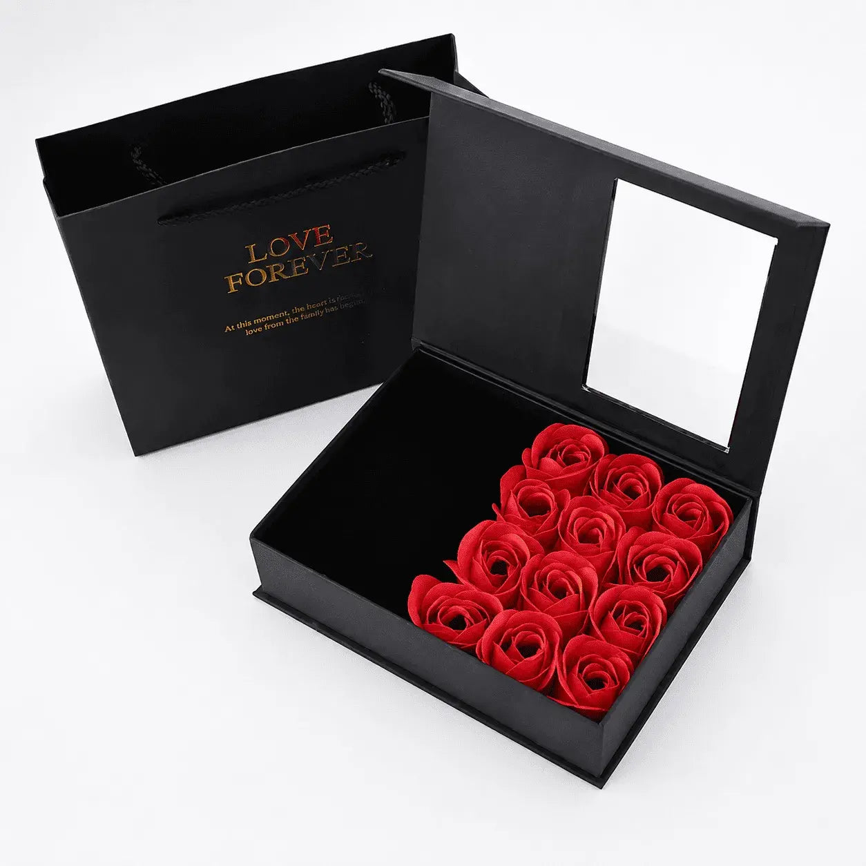 Caja de regalo elegante con rosas decorativas tipo jabón. Ideal para detalles románticos, aniversarios y fechas especiales. Lista para entregar.