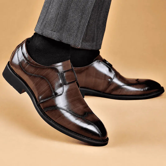 Zapatos formales de cuero negro para hombre tipo mocasín con acabado brillante, detalle metálico, suela resistente y diseño elegante para oficina, eventos y traje.