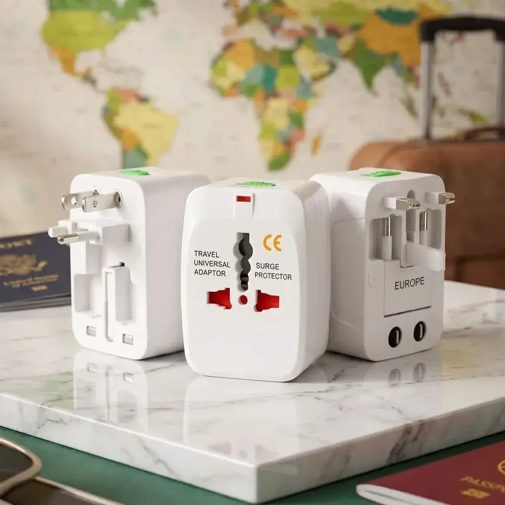 Adaptador universal de viaje para enchufes EU, US, UK y AU con protección contra sobretensión. Compacto, portátil e ideal para conectar dispositivos compatibles en viajes internacionales.