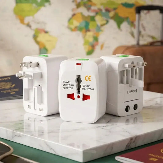 Adaptador universal de viaje para enchufes EU, US, UK y AU con protección contra sobretensión. Compacto, portátil e ideal para conectar dispositivos compatibles en viajes internacionales.