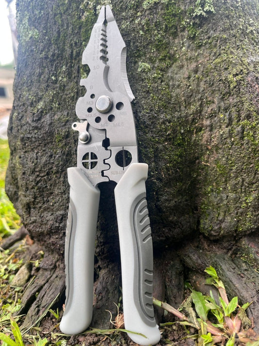 Alicate multiherramienta 21 en 1 en acero inoxidable, compacto y plegable, con funda para camping, hogar, vehículo, ciclismo y reparaciones rápidas.
