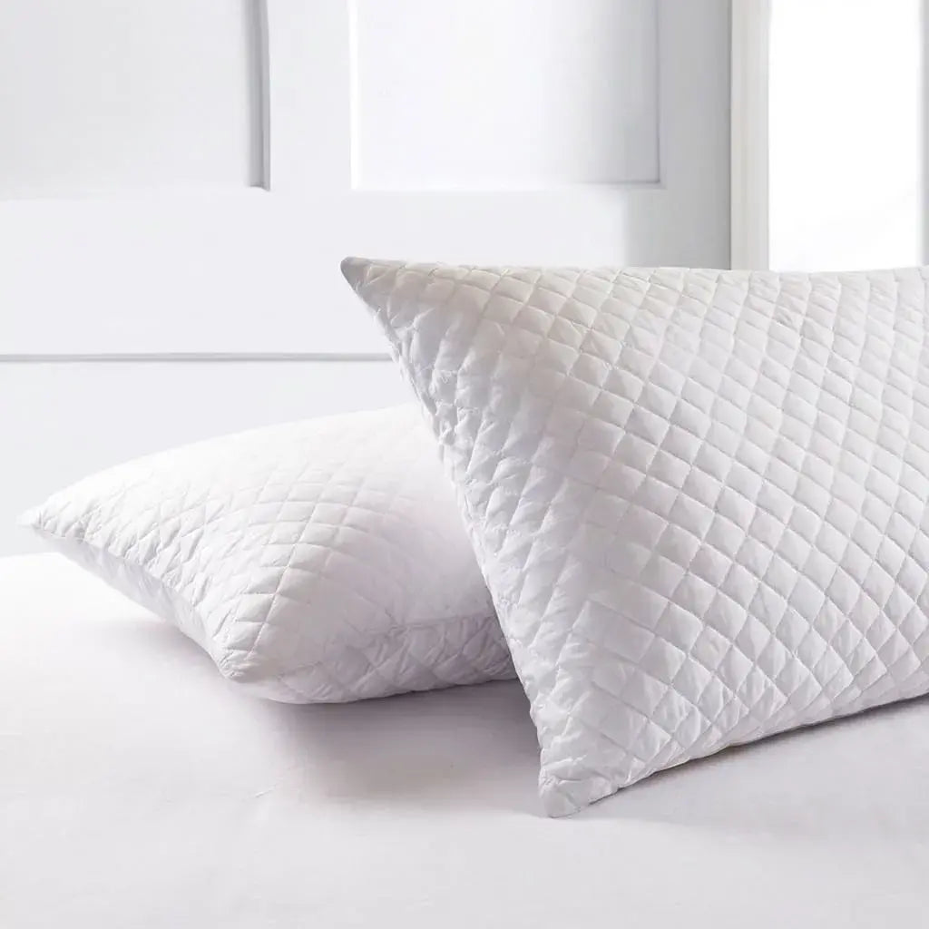 Almohada Confort Plus con tela fría, transpirable, antiácaros y barrera contra líquidos. Ideal para un descanso fresco, cómodo e higiénico.