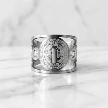 Anillo sello ajustable de San Benito fabricado en cobre galvanizado, con medalla religiosa y caja de regalo incluida.