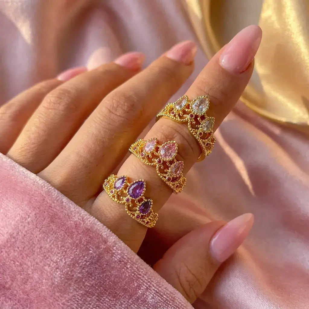 Anillo Corona Princesa Rapunzel ajustable con circones brillantes, baño de rodio y caja de regalo. Ideal para mujer, regalo y ocasiones especiales.