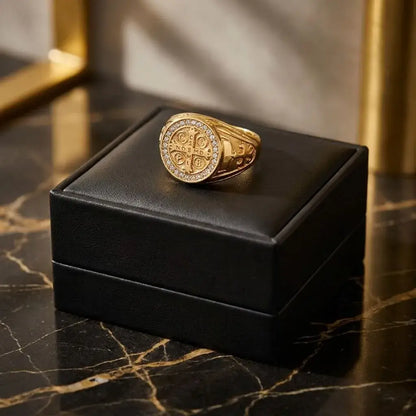 Anillo Religioso en rodio con acabado brillante, opción dorada o plateada y diseño espiritual, ideal para uso diario, regalo y ocasiones especiales.