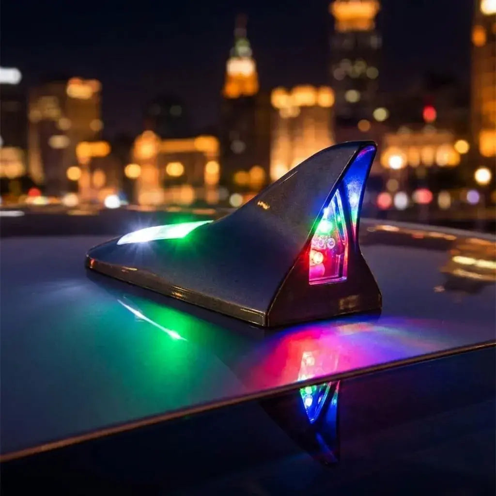 Antena decorativa tipo aleta de tiburón LED solar para carro, con sensor de luz y movimiento, 8 LED y activación automática durante conducción nocturna.
