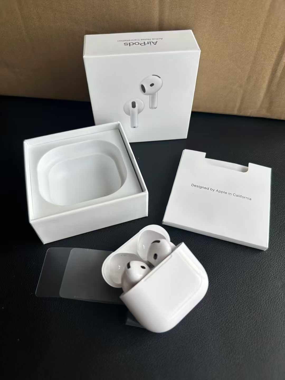 Audífonos inalámbricos tipo AirPods 4 con estuche de carga USB C, control táctil, conexión rápida, diseño cómodo y batería recargable para música, llamadas y uso diario.