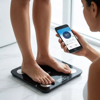 Báscula digital inteligente Bluetooth con app Ok Ok, pantalla LCD, capacidad de 180 kg, medición precisa y seguimiento del peso corporal desde el celular.