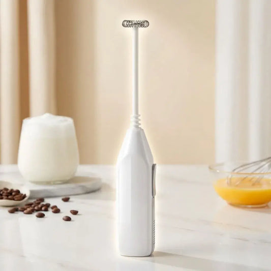 Batidor eléctrico portátil para espumar leche y mezclar bebidas. Varilla en acero inoxidable, ligero, práctico y fácil de usar en casa.