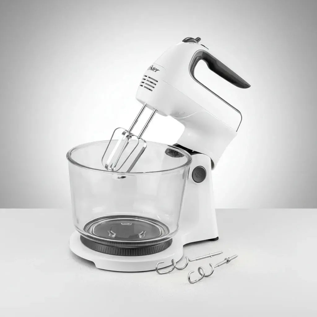 Batidora Oster de mano y pedestal 250W con acción giratoria, 6 velocidades, turbo y tazón de vidrio 3.7L. Ideal para mezclar y amasar fácilmente.