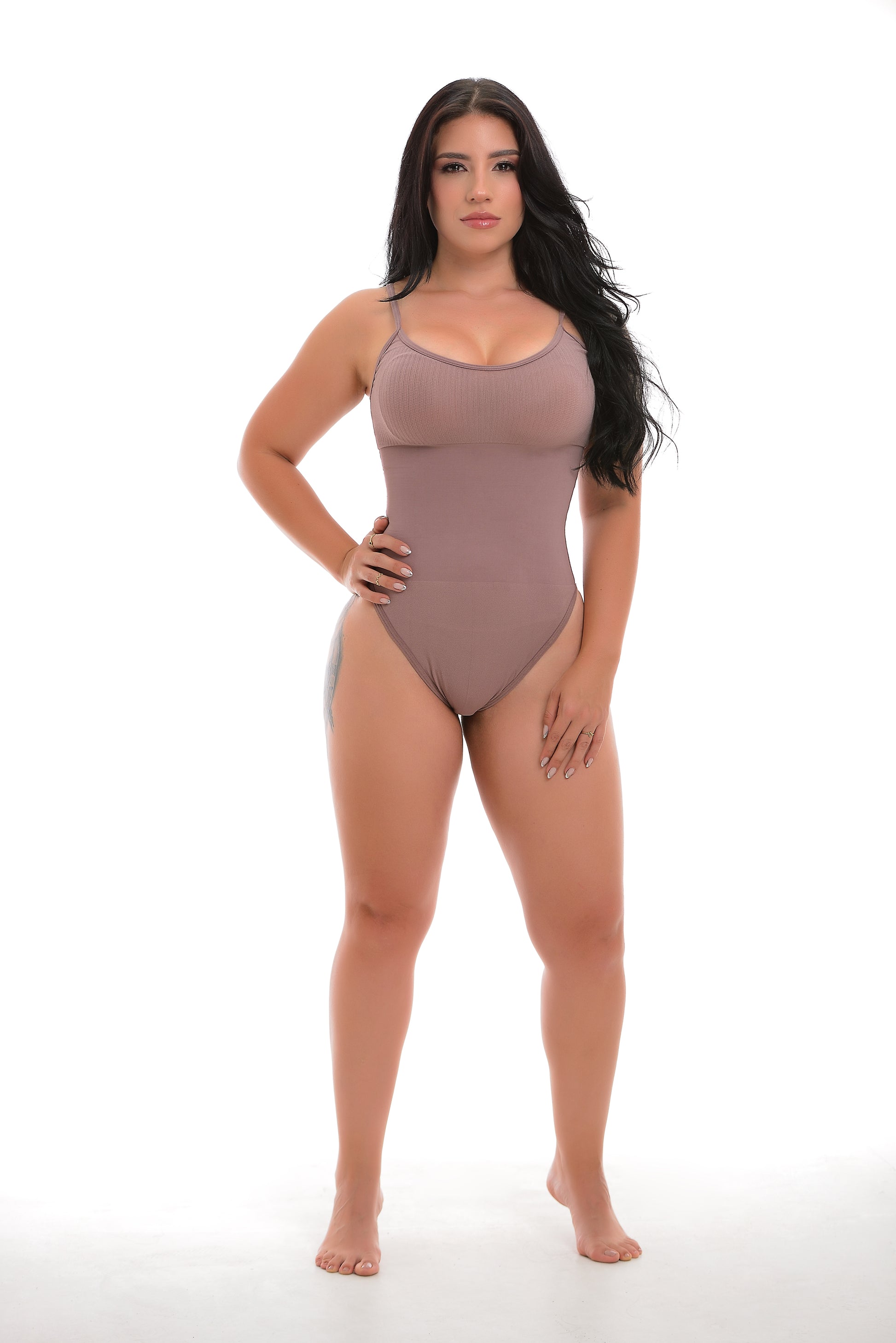 Compra body cachetero para mujer en licra nylon, con ajuste moldeador suave, tiras delgadas y broches ajustables para mayor comodidad.