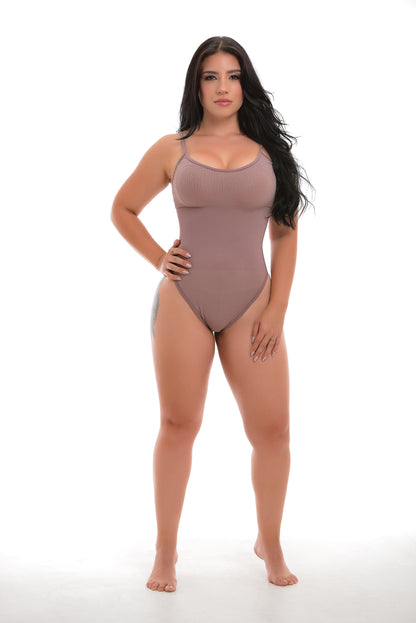Compra body cachetero para mujer en licra nylon, con ajuste moldeador suave, tiras delgadas y broches ajustables para mayor comodidad.