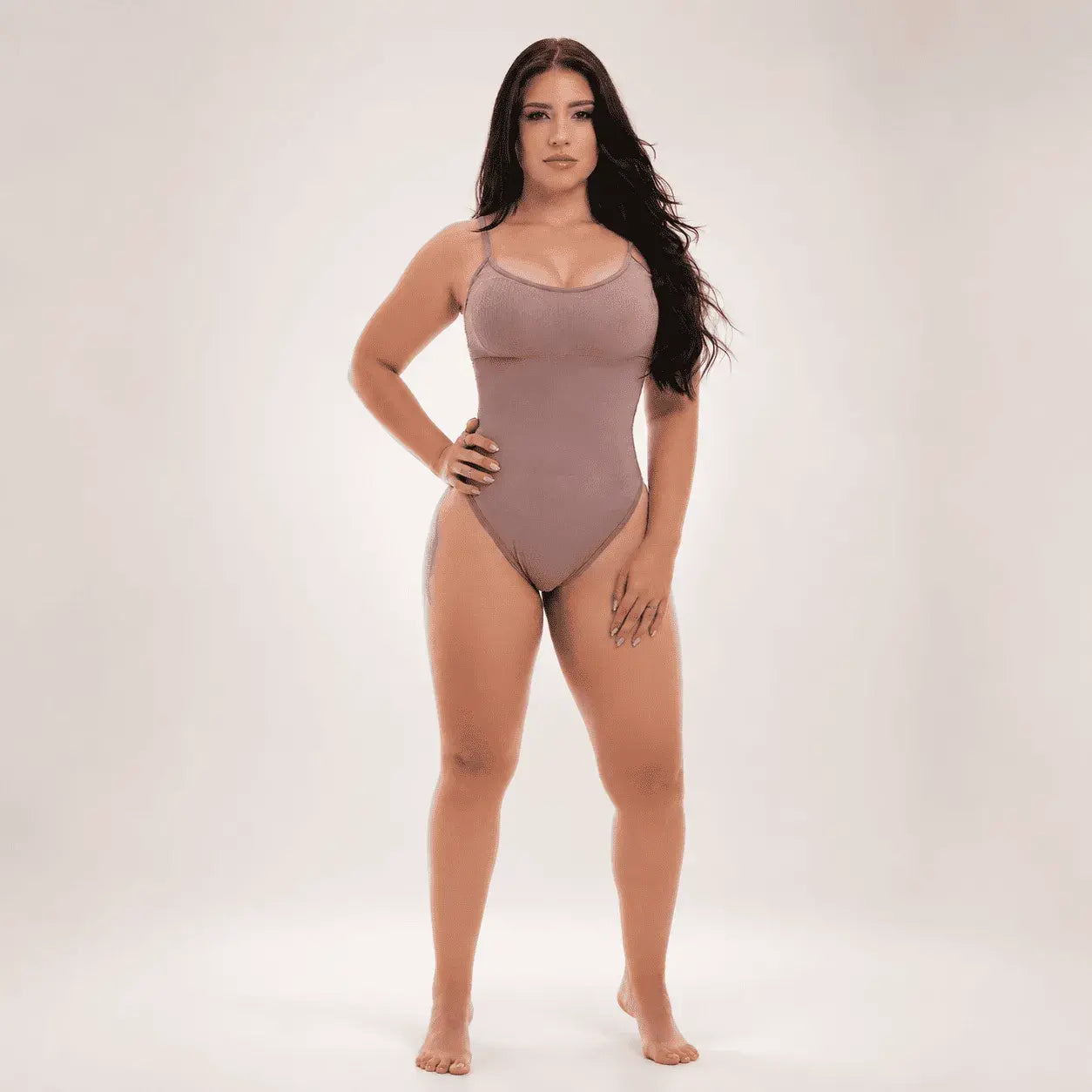 Compra body cachetero para mujer en licra nylon, con ajuste moldeador suave, tiras delgadas y broches ajustables para mayor comodidad.