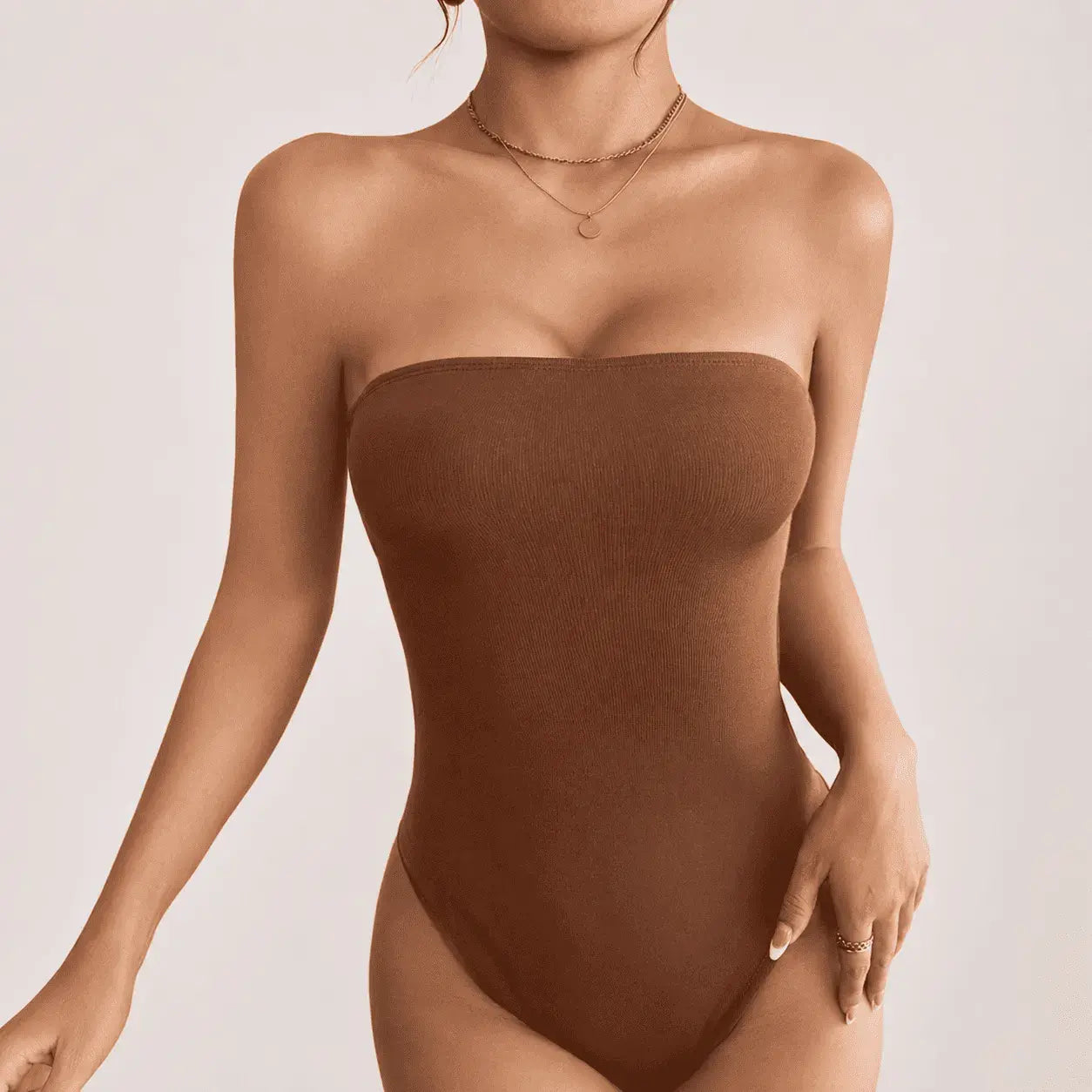 Body strapless en suplex para mujer, tela elástica y suave con ajuste cómodo al cuerpo. Disponible en negro, beige, blanco y vinotinto, tallas S a XL.