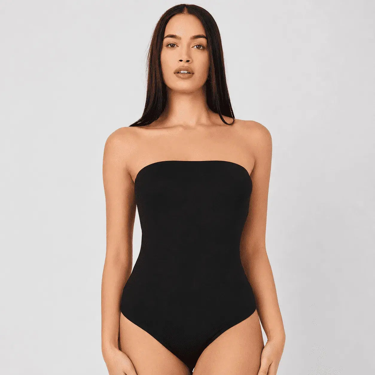 Body strapless en suplex para mujer, tela elástica y suave con ajuste cómodo al cuerpo. Disponible en negro, beige, blanco y vinotinto, tallas S a XL.