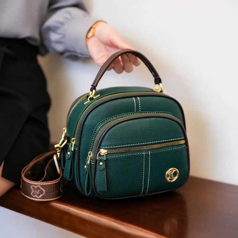 Bolso bandolera premium en sintético tipo cuero con cremallera y correa ajustable. Elegante, práctico e ideal para uso diario en Colombia.
